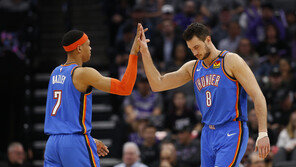 NBA, 코로나19 우려로 선수들에게 “하이파이브 말라”