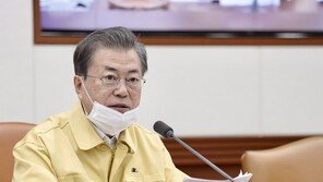 文대통령 “마스크 대리수령 범위 넓히라”…하루만에 수정 지시 