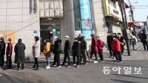 [청계천 옆 사진관]오늘은 끝자리 1, 6년생 차례…마스크 5부제 첫날 풍경 