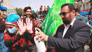 코로나 위험에 시위 중에도 손소독