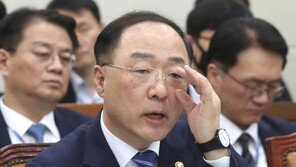 홍남기 “고용 3대지표 개선 지속됐지만 코로나19 영향 가시화”