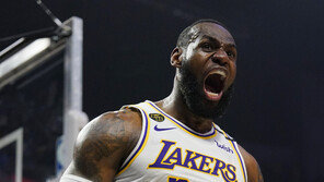 ‘킹’ 제임스 “그냥 2020년을 취소하자”…NBA 리그 중단에 충격