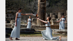 불 붙인 성화 다시 끄나… 팬데믹 선언에 日 올림픽 연기론 증폭 