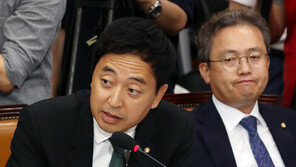 與 금태섭 “경선 패배는 내가 부족한 탓…죄송하고 감사하다”