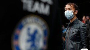 “감독 확진자까지 필요했나!”…‘정상운영’ 고집하던 EPL에 비난 쏟아져
