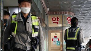 마스크 사러 아침부터 약국 찾았다 쓰러진 70대…회복 중