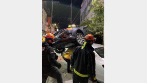 벤츠 승용차에 올라타서야 멈춰선 ‘음주차량’…무슨 일?