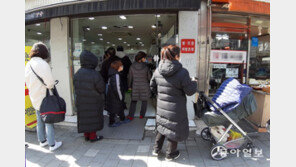 유모차 끌고, 슬리퍼 신고, 경찰도…주말도 약국 앞 ‘긴 줄’[청계천 옆 사진관]