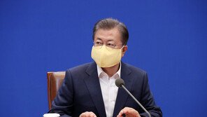 文대통령 “50조원 특단 금융조치… 취약계층 지원 방안도 준비하라”