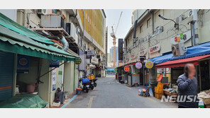 사회적 거리두기? 노인들 “갈 데도, 할 일도 없다”