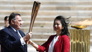 관중없이 진행된 올림픽 성화 인수식