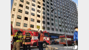 서울 여의도백화점 화재 100여명 대피…인명피해 없어