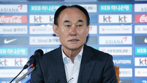 올림픽 연기 아쉬운 김학범 감독 “연령 규정 정리 기다려”