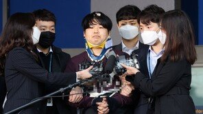 목 보호대 한 조주빈 “악마의 삶 멈추게 해줘서 감사”