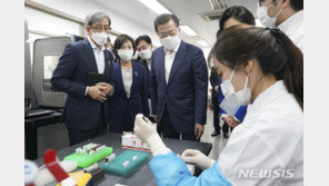 진단키트 업체 직접 방문한 文대통령 “대한민국 자부심”