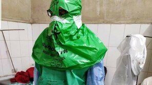 쓰레기봉투 방호복 입는 의료진…유럽, 코로나19 보호 장구 부족 ‘심각’