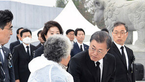 “천안함 北소행인지 말좀” 유족 호소에…文 “정부 입장 변함없다”