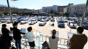 예배도 자동차 탄 채로…주말 교회 풍경