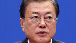 文대통령 “4인가구 기준 100만원 지급…4대 보험료 감면”