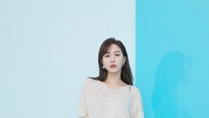 김아중, 크롭티 스타일 변신…여름 몰고 온 여신