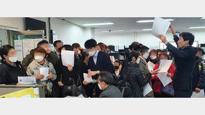 “밤새워 기다렸어요”… ‘홀짝제 대출’ 첫날, 소상공인 줄서기 여전