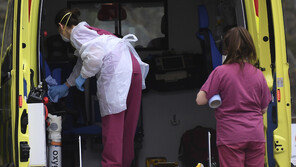 영국 코로나19 사망자 2921명 하루새 24% 급증