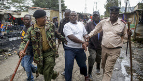 케냐-우간다서 봉쇄령 어긴 시민에…경찰, 실탄 발사 5명 숨져