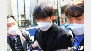 ‘조주빈에 피해자 정보유출’ 공익 구속심사 종료…‘묵묵부답’