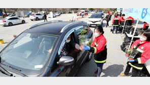 식목일 맞아 묘목 나눔 행사… “차 안에서 받으세요”