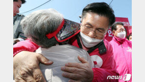 ‘사전투표 하루전’ 고개숙인 김종인·황교안…“한 번만 기회 달라”