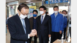 이해찬·이종걸 ‘발열 체크’ 무시하고 투표소 출구로 입장