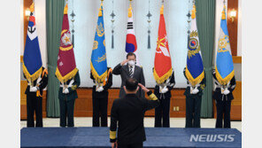 文대통령, 부석종 해군참모총장에 “軍 경계태세 확립하라”