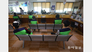 “제발 군대 보내주세요!” 오랜만에 열린 신체 검사 [청계천 옆 사진관]