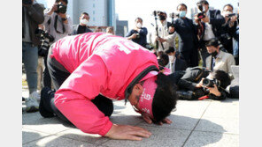 황교안, 또 다시 큰절…“조국 부부 미소 짓고, 윤석열 쫓겨날 것”