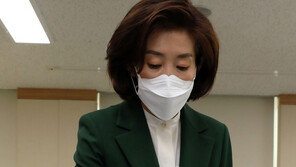 침묵 깬 나경원 “무겁게 받아들여…대한민국은 길 찾을 것”