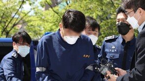 ‘라임 무마의혹’ 전 靑 행정관 1시간 반 영장심사…묵묵부답