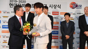 프로농구 허훈, 김종규 제치고 MVP…첫 부자 MVP 탄생