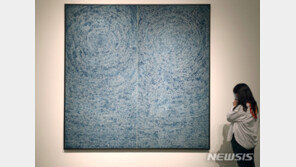 한국 미술품 경매 최고가 기록…김환기 ‘우주’ 132억 낙찰 이후 첫 공개