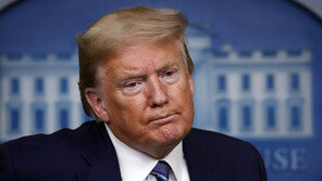 트럼프, 김정은 건강이상설에 “모른다, 잘 있기를”