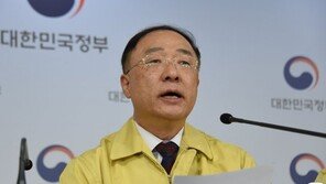 홍남기 “코로나19 여파 1분기 역성장…소비 IMF위기 후 최악”