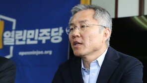 최강욱 “시민당과 합당? 먼저 무릎 꿇고 사정할 생각 없다”