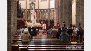 명동성당, 57일 만 미사 거행…신부·신자 기쁨 눈물