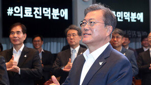 文대통령 “의료진 헌신에 존경과 감사”…‘덕분에 챌린지’ 동참