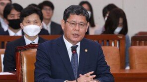 김연철 “北 매체 보도, 김정은 정상적인 국정 수행 시사”