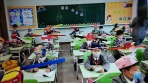 중국은 1m 모자, 인도는 우산…사회적 거리두기 백태