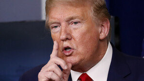 ‘김정은 상태 잘 안다’던 트럼프, 하루 만에 “잘 있길 바라”만 되풀이