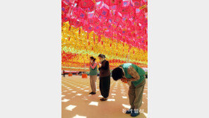 30일 부처님오신날… 마스크 쓰고 합장