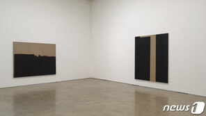 우뚝 솟은 먹색 기둥들…방탄소년단 RM은 왜 윤형근을 찾는걸까