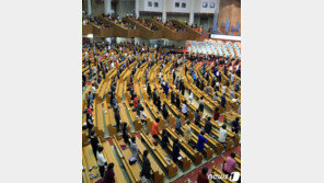 ‘거리두기’ 지킨 황금연휴 주일예배…사전예약에 1m 띄어 앉아