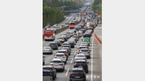 [청계천 옆 사진관]코로나19도 황금연휴를 이길 순 없었다